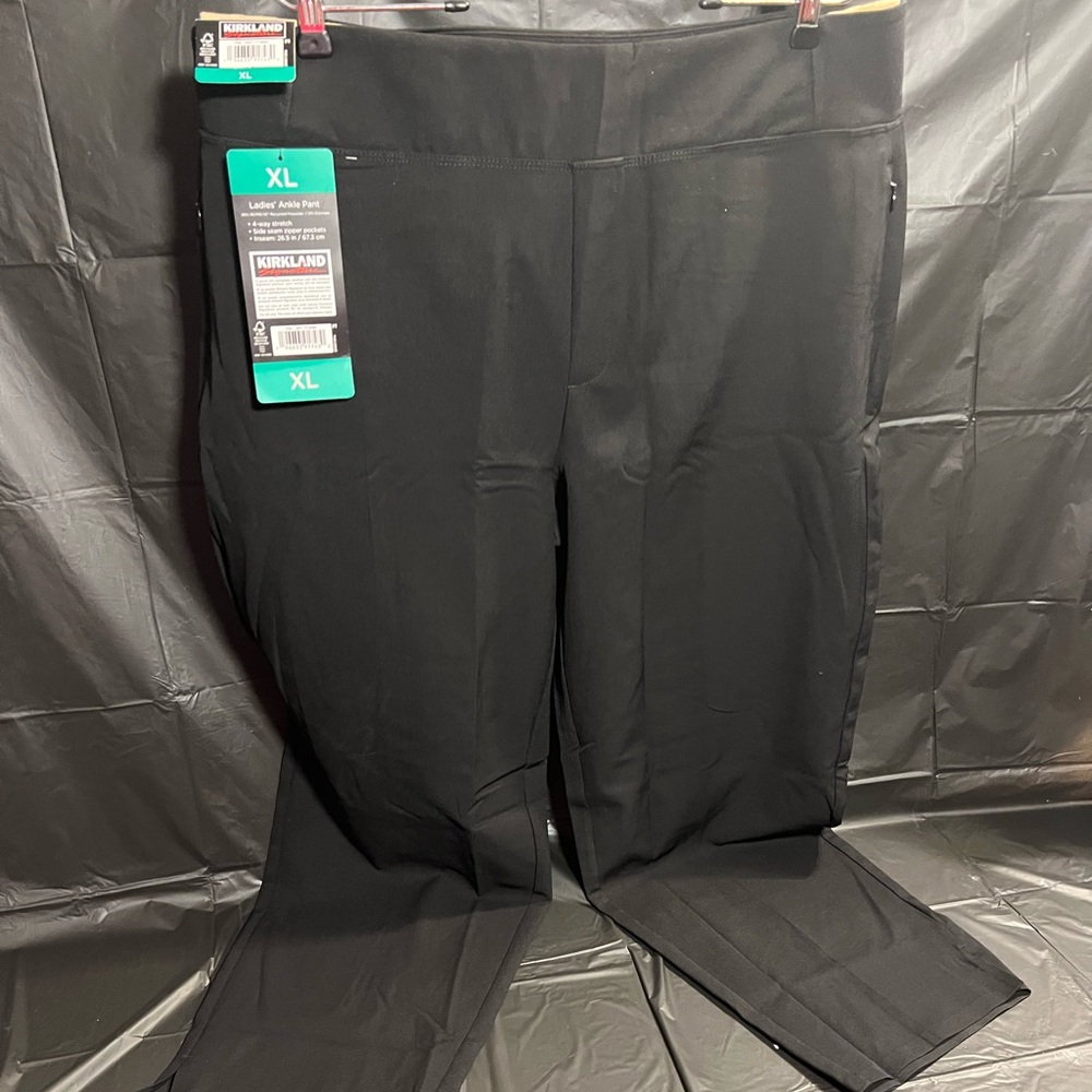 #184 Kirkland Signature Women’s Black Pants - XL NWT